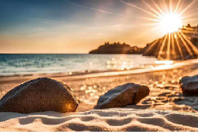 Die Sonne strahlt &uuml;ber einen Strand mit Felsen und Sand, w&auml;hrend Macrovita &amp; Olive-elia hochwertigen UV-Schutz bieten